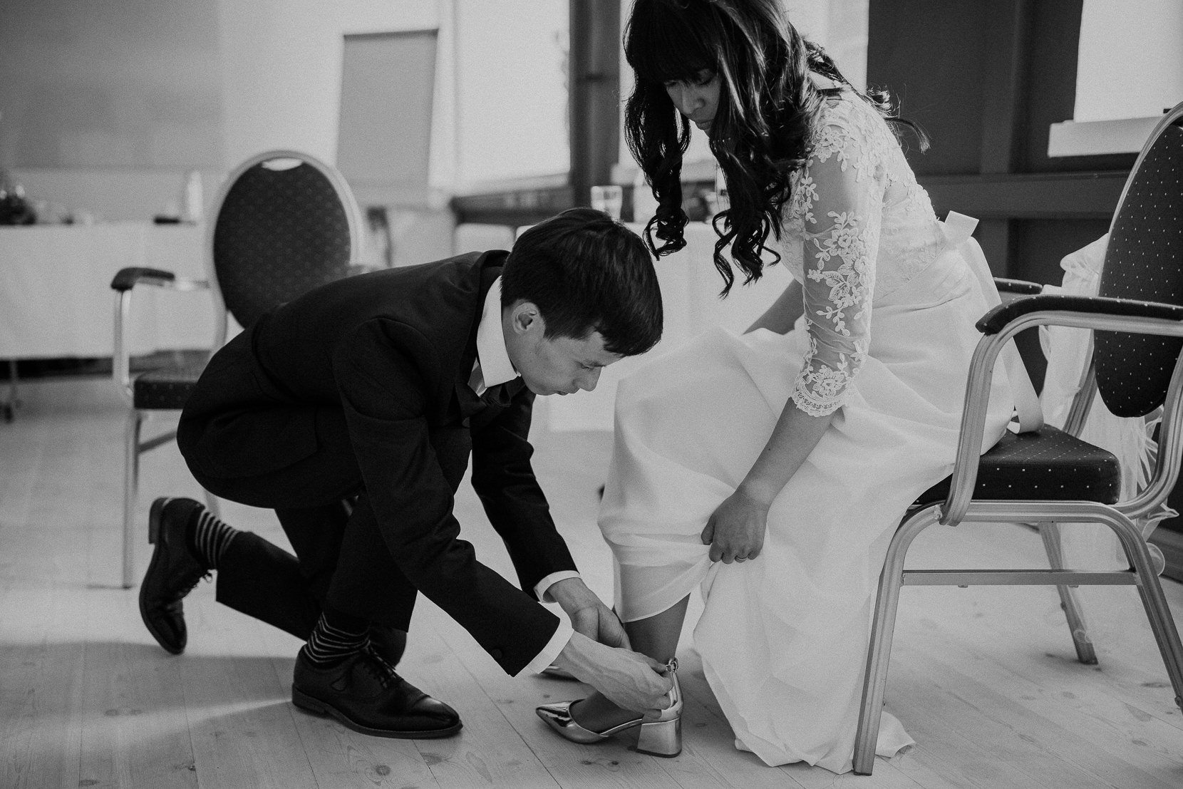 Brudgum hjälper med brudens skor