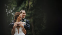 Bröllopsfotträtt i norrvikensträdgårdar med ett utryck av romatik och känslor