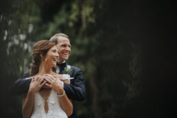 Bröllopsfotträtt i norrvikensträdgårdar med ett utryck av romatik och känslor