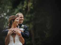 Bröllopsfotträtt i norrvikensträdgårdar med ett utryck av romatik och känslor