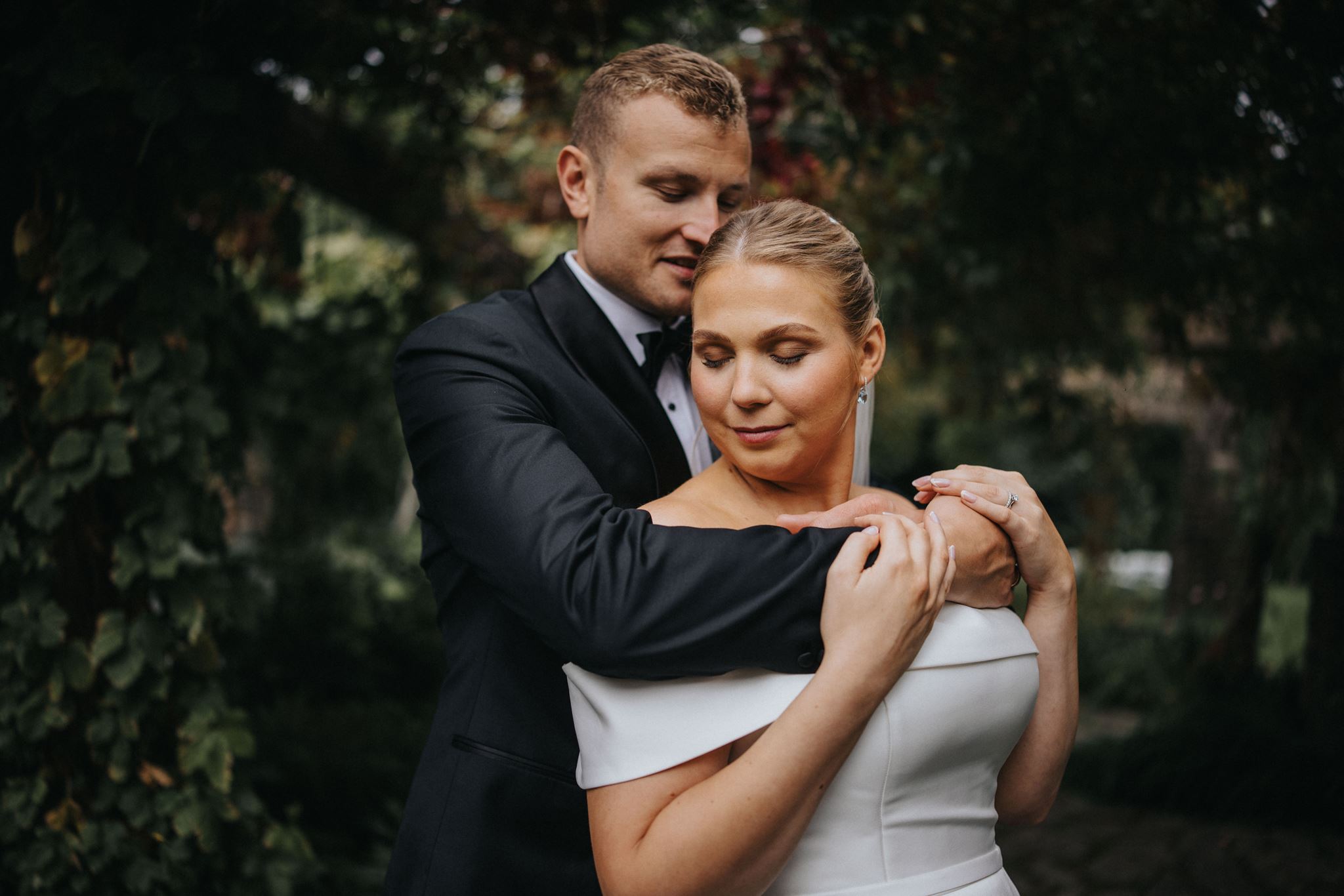 brudpar blir fotograferade av Loke Ros