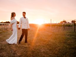 Brudpar på Höllvikens Vingård fotograferat av bröllopsfotograf i Höllviken, Skåne