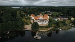 Tidlös bröllopsbild från Möckelsnäs Herrgård skapad av bröllopsfotograf Loke Roos