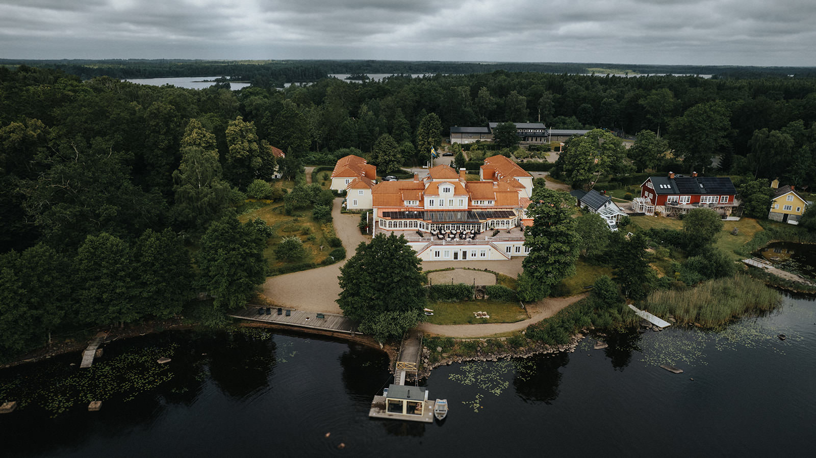 Tidlös bröllopsbild från Möckelsnäs Herrgård skapad av bröllopsfotograf Loke Roos