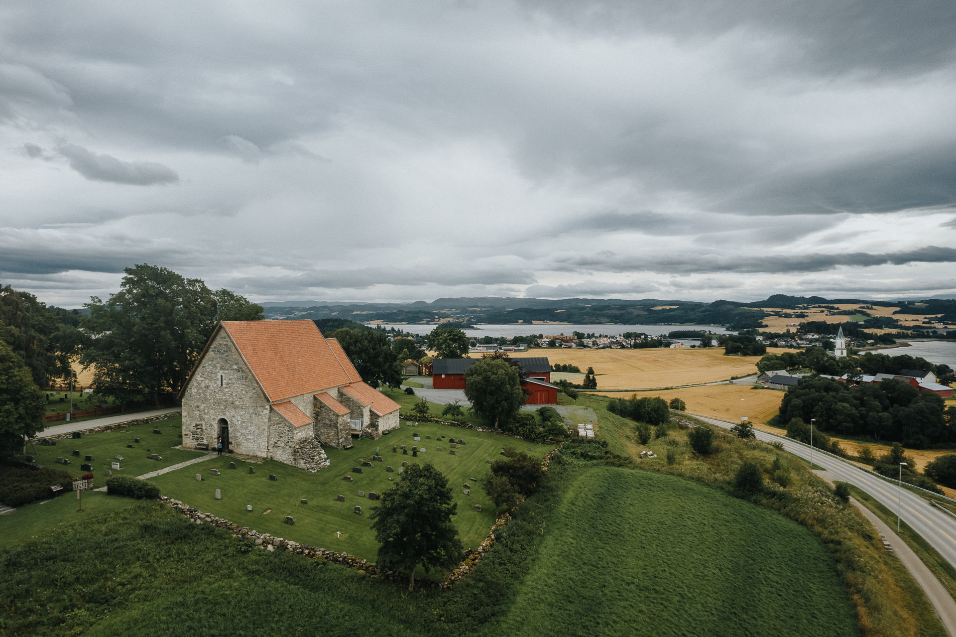 Brudparet Kaja och Jonas på Øyna Kulturlandskapshotell i Norge