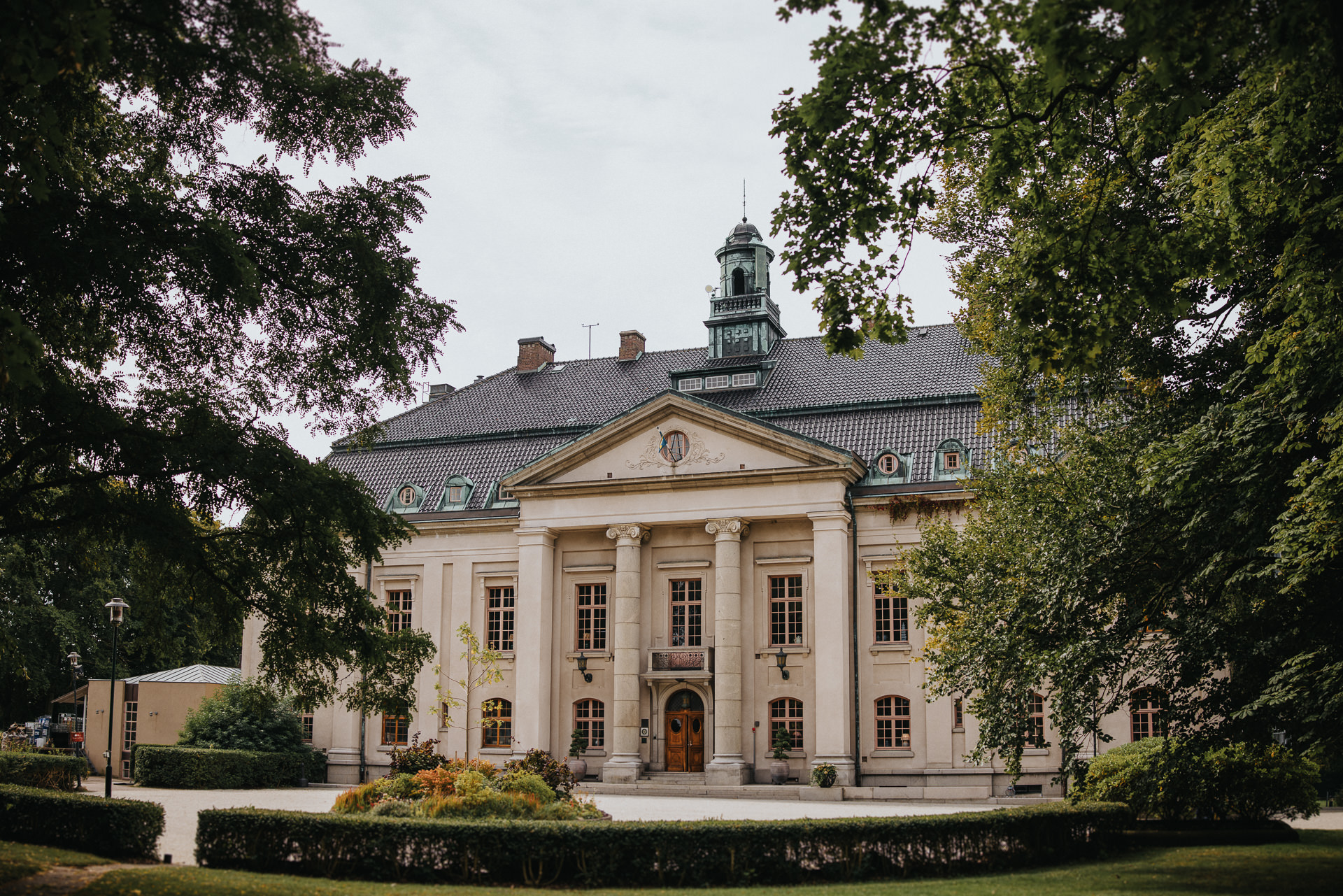 Maryhill Estate i Glumslöv med pampig slottsfasad och grönskande träd
