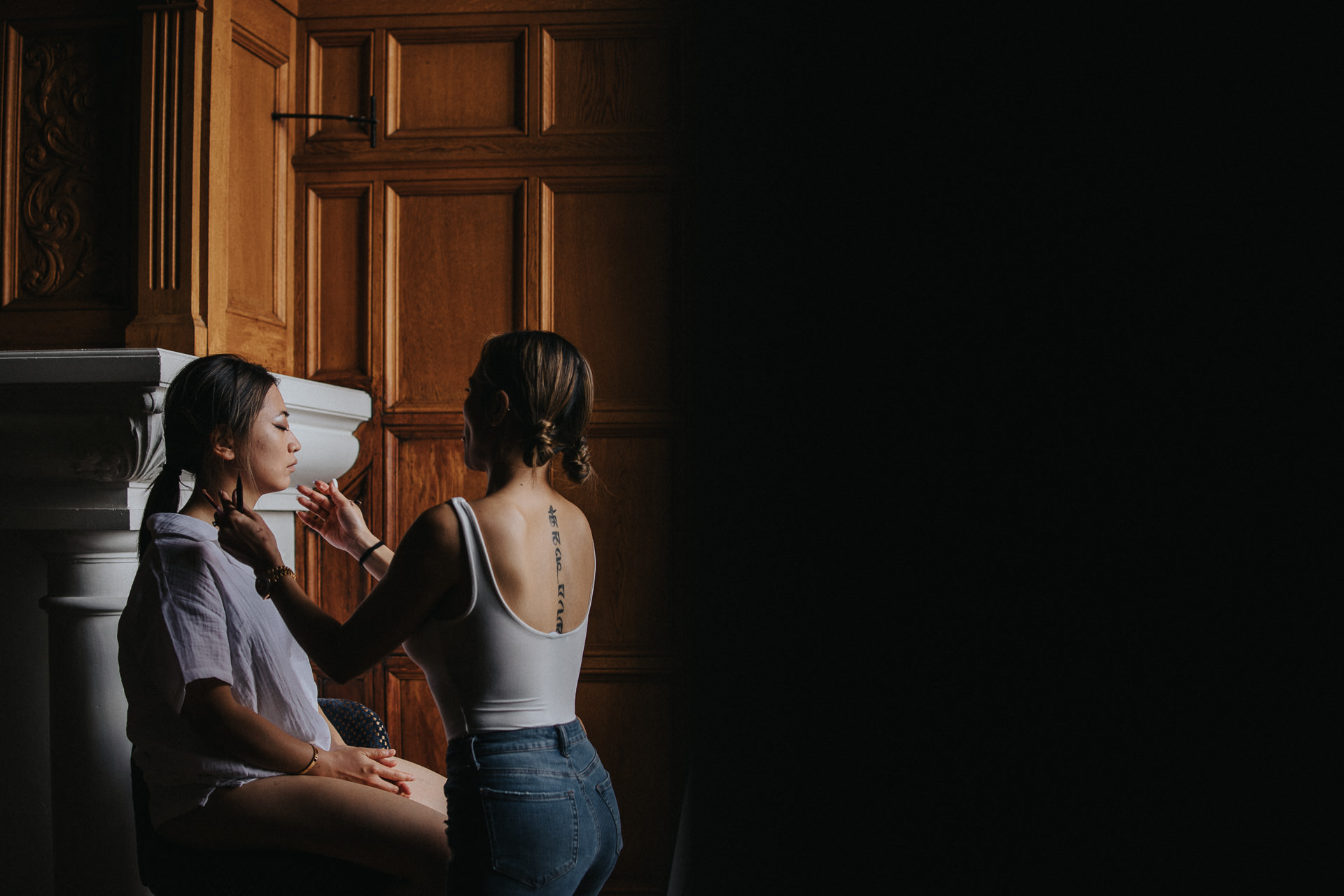 Bruden får hjälp med sin makeup under bröllopsförberedelserna på Maryhill Estate