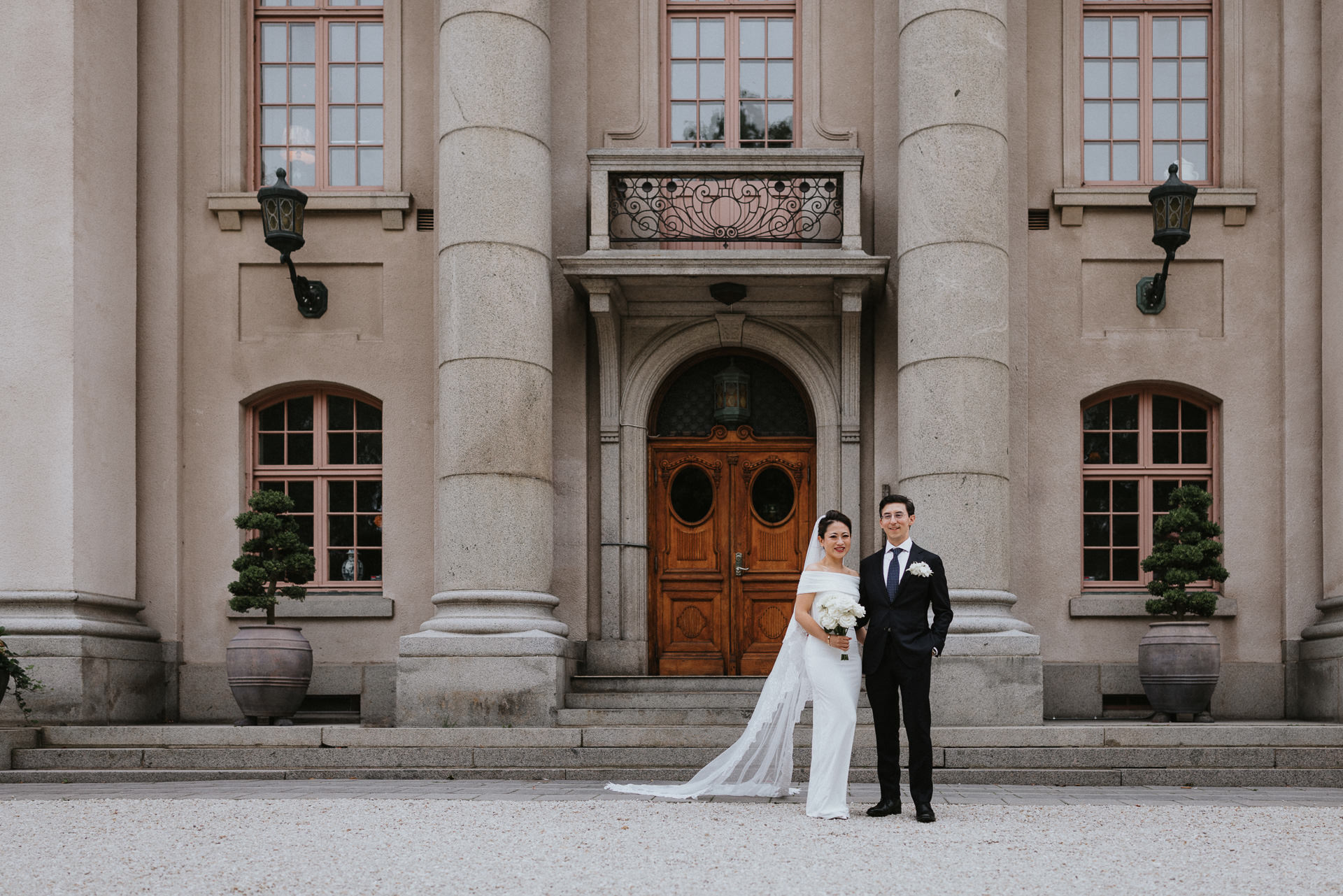 Brudpar framför den ståtliga entrén till Maryhill Estate i Glumslöv