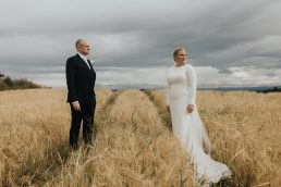 Brudparet omfamnar varandra under porträttfotograferingen på Inderøy