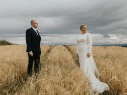 Brudparet omfamnar varandra under porträttfotograferingen på Inderøy